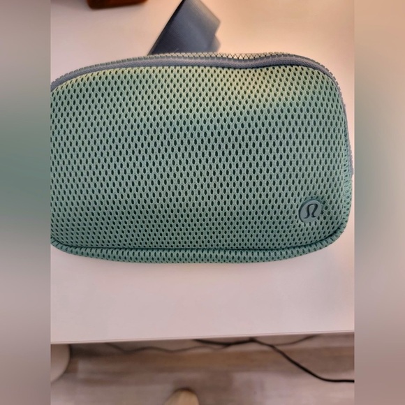 Lululemon Everywhere Belt Bag 1L *Knit Mesh RARE NEW!• Crater Blue•NWT - Picture 5 of 14